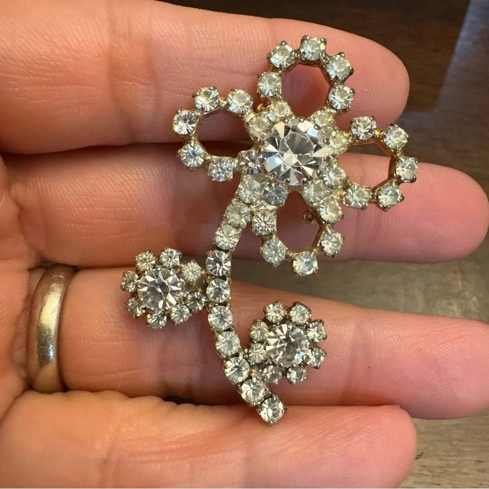 Pretty Vintage Diamanté Flower Brooch Silver Tone
